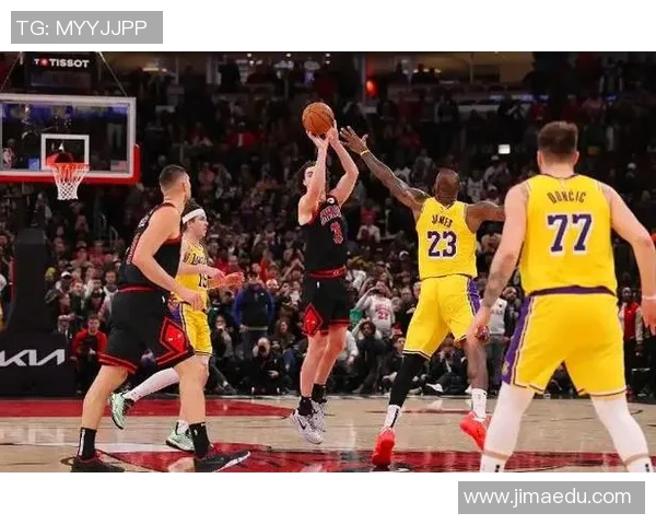 吉迪超远三分压哨绝杀 公牛主场逆转湖人