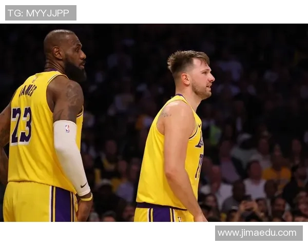 NBA杯小组赛首胜！湖人官方海报：东契奇里夫斯击掌庆祝