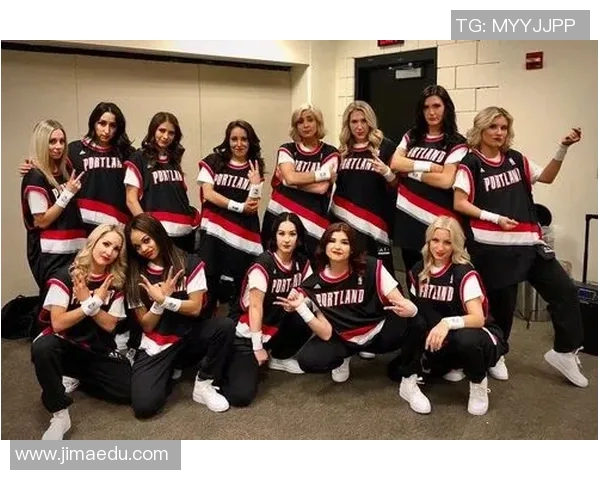 开拓者拉拉队队员入场照！全员穿着DIY的城市版上衣！